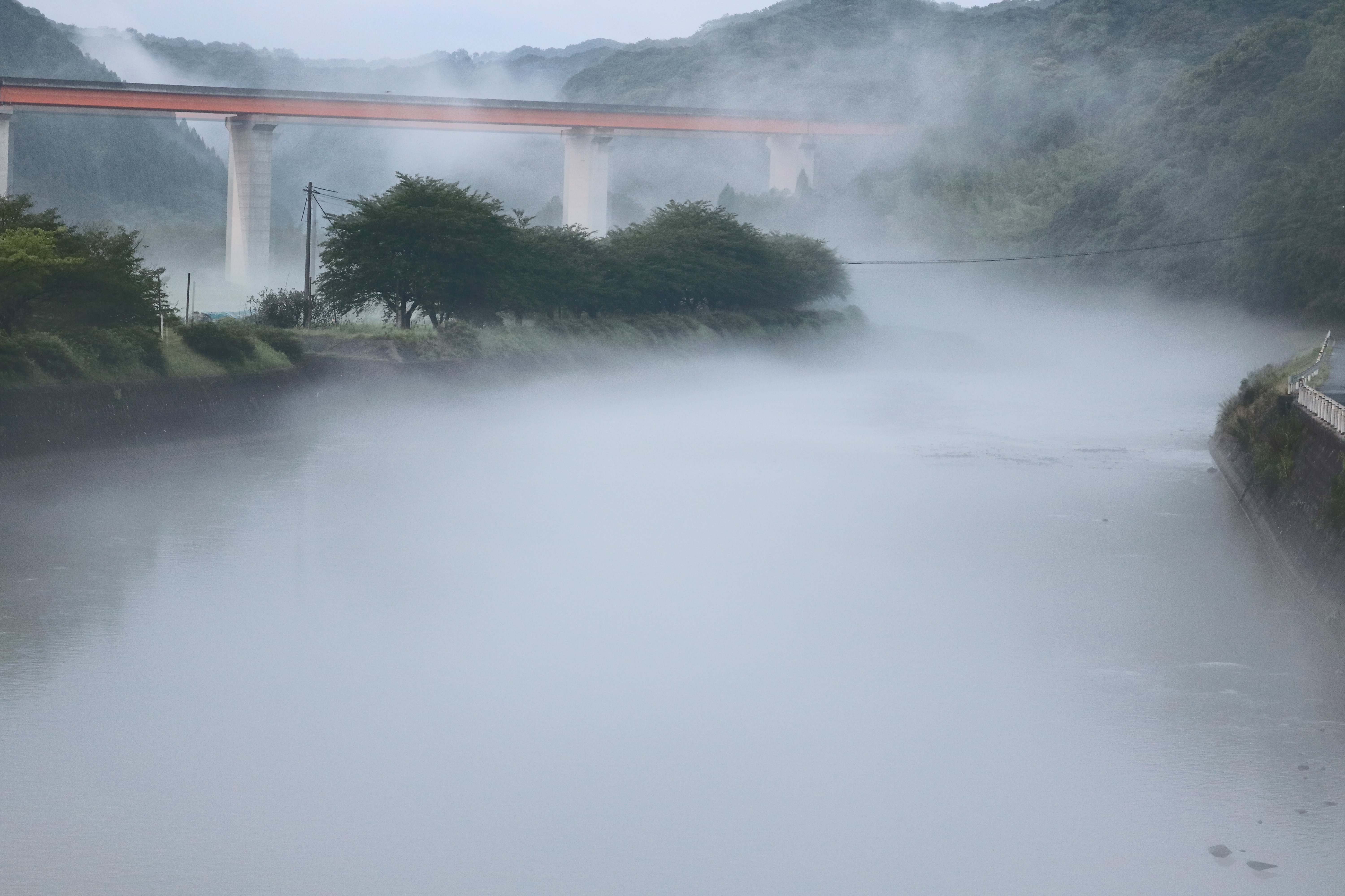 ４６．敬川の川霧